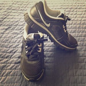 Women’s size 6 Nike Dual Fusion Tennis Shoes